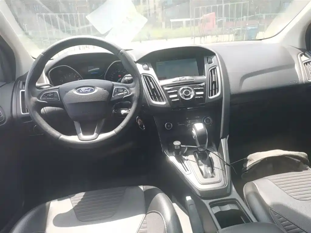 Ford Focus 2018 — фото 10