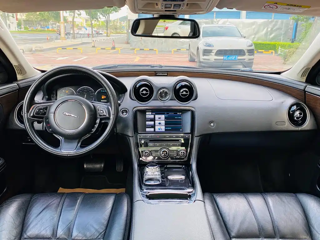 Jaguar XJ 2015 — фото 17