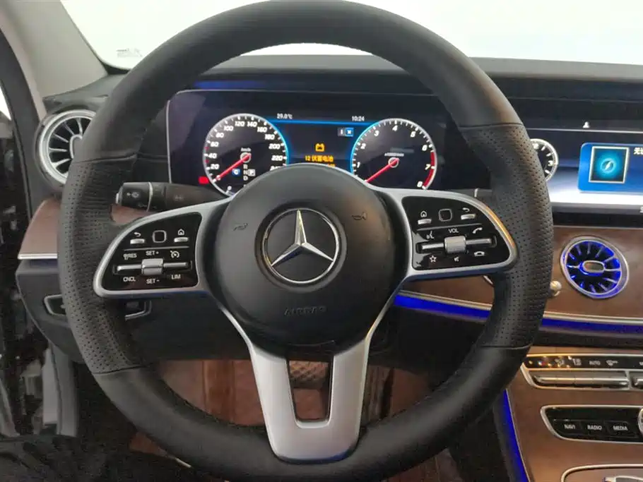 Mercedes-Benz E-Class 2019 — фото 15
