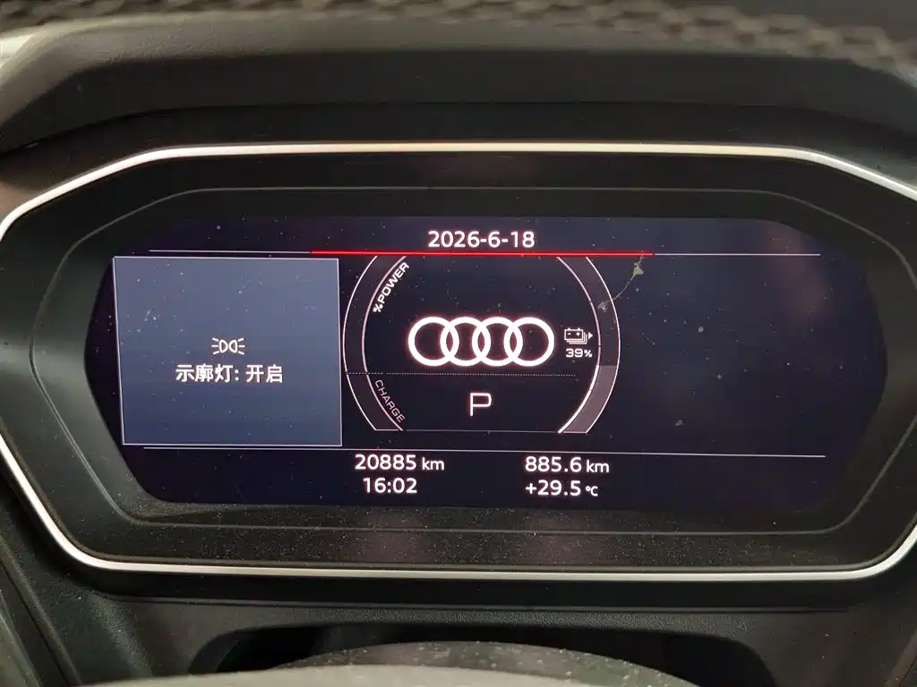 Audi Q4 e-tron 2024 — фото 12