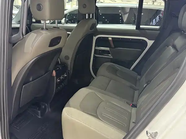 Land Rover Defender 2021