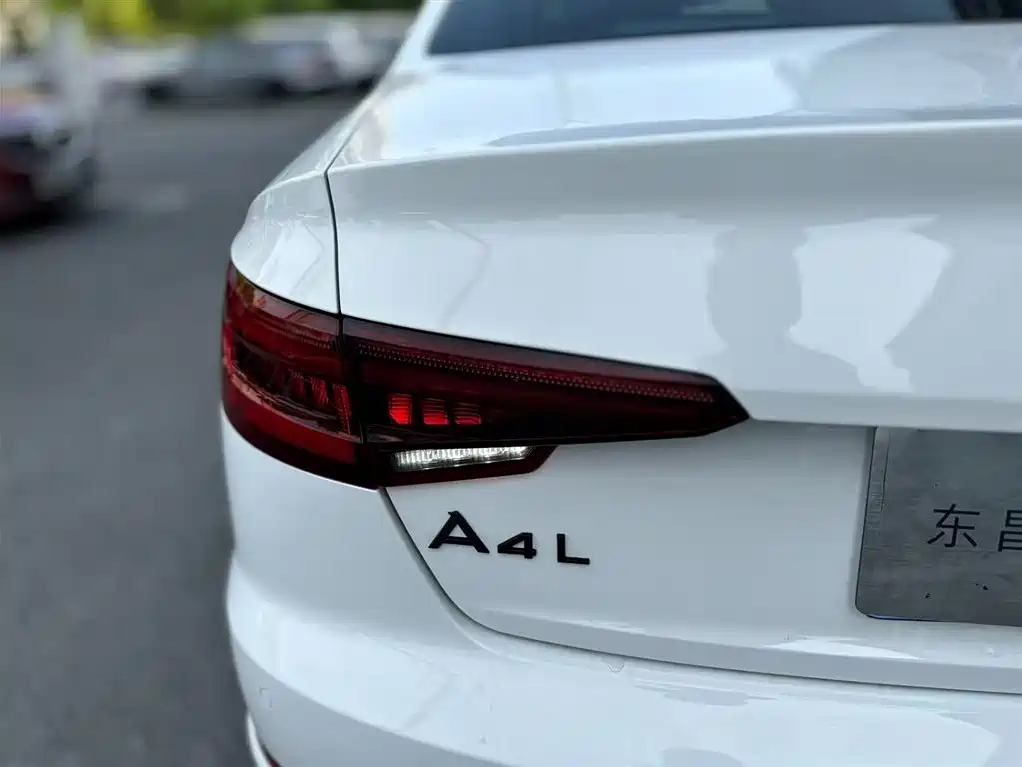 Audi A4L 2018 — фото 9