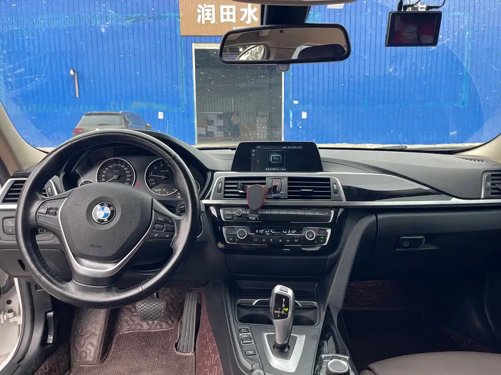 BMW 3 Series 2018 — фото 9