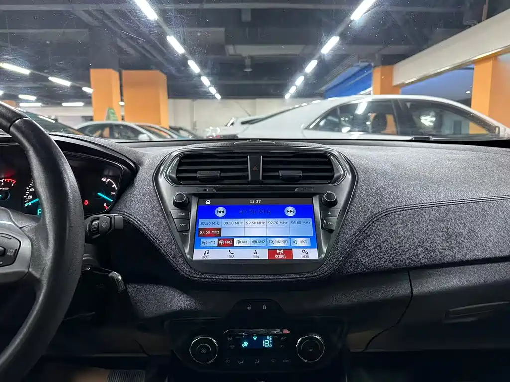 Ford Escort 2017 — фото 11