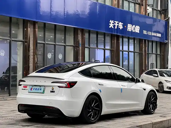 Tesla Model 3 2024