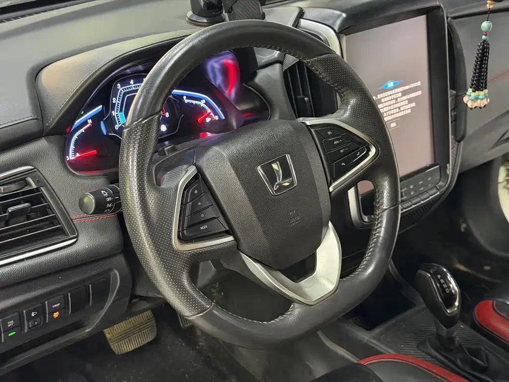 Luxgen U5 SUV 2018 — фото 12