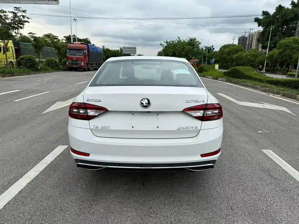 Skoda Octavia 2017 — фото 8