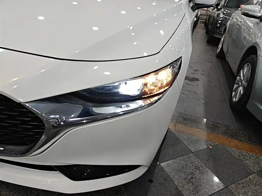 Mazda 3 Axela 2020 — фото 18