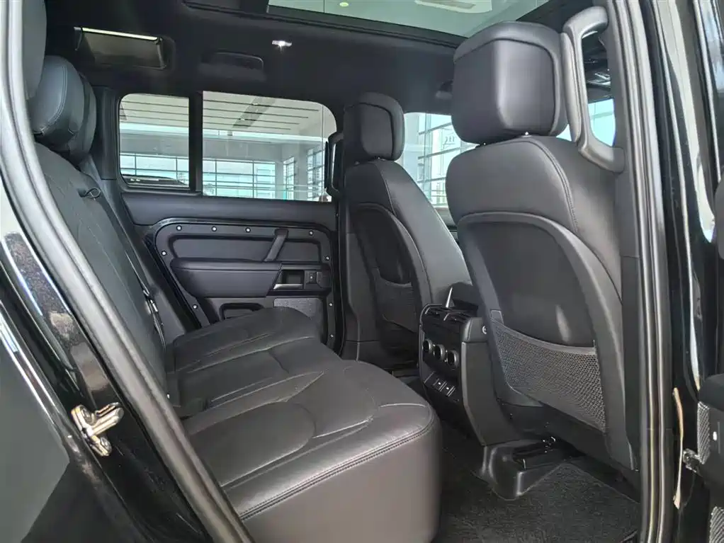 Land Rover Defender 2023 — фото 12