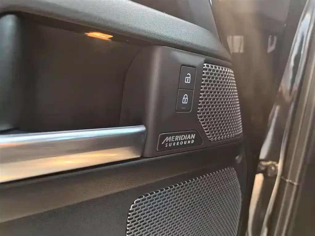 Land Rover Defender 2023 — фото 20