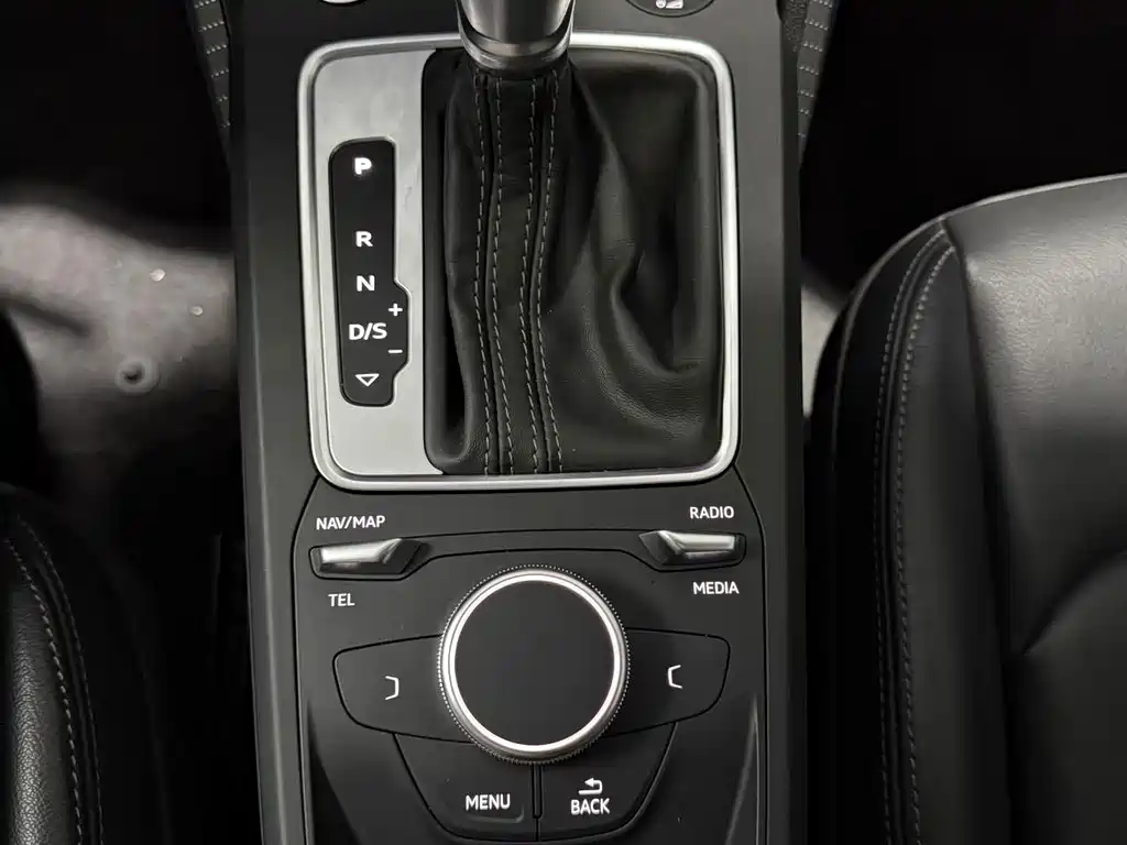 Audi Q2L 2022 — фото 15
