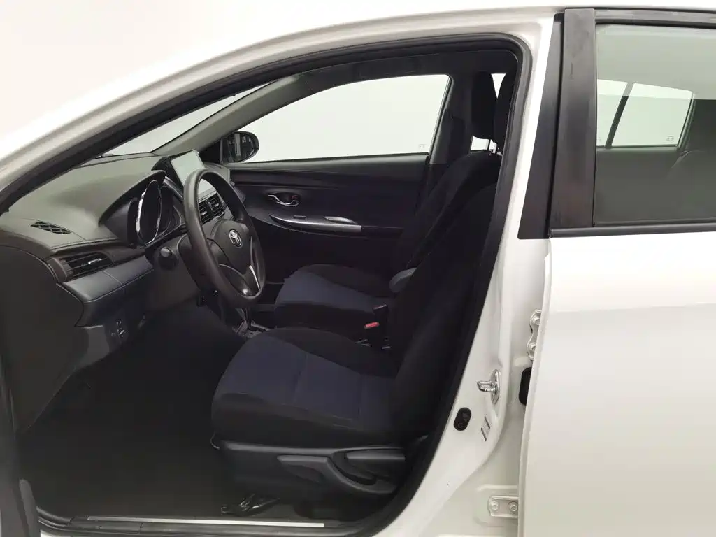 Toyota Yaris L 2016 — фото 10