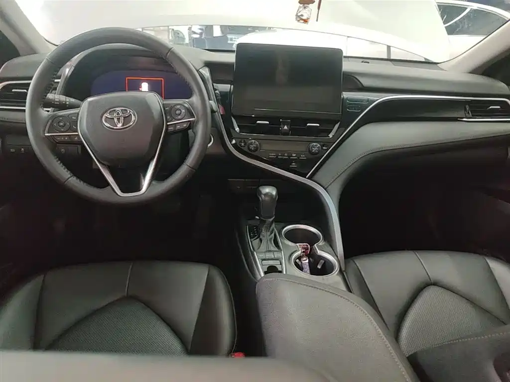 Toyota Camry 2023 — фото 10