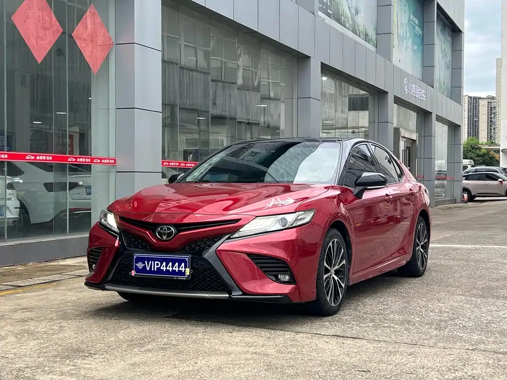 Toyota Camry 2018 — фото 1