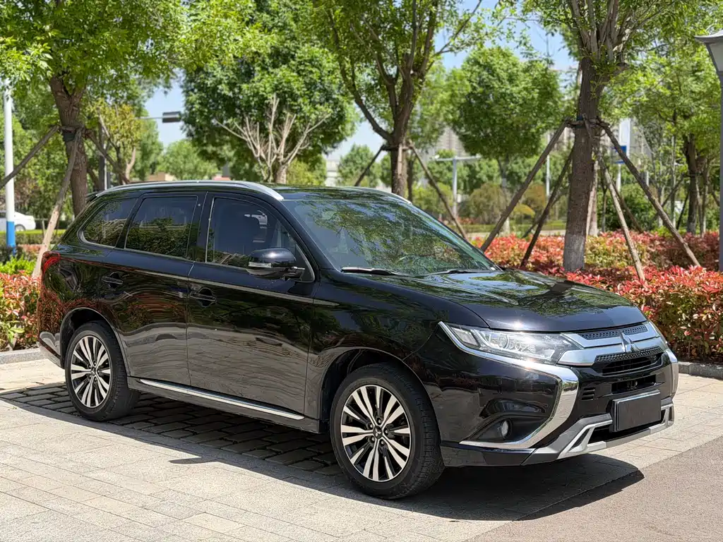 Mitsubishi Outlander 2021 — фото 3