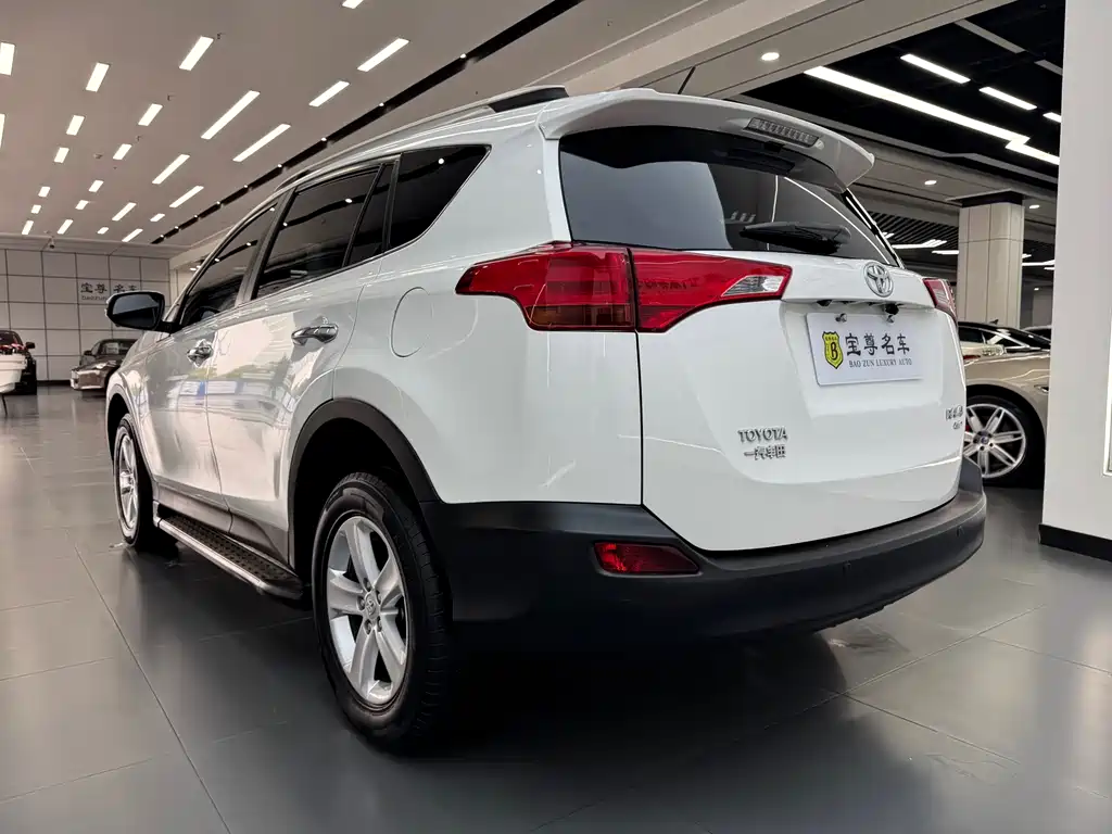 Toyota RAV4 2014 — фото 5