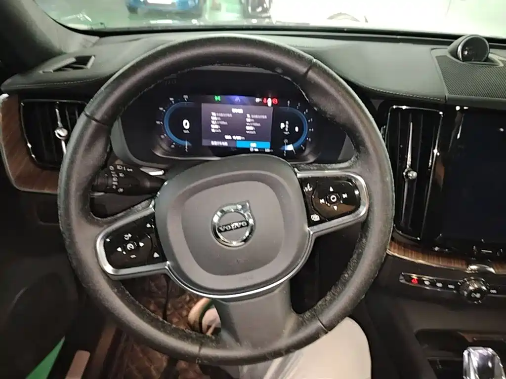 Volvo XC60 2023 — фото 11
