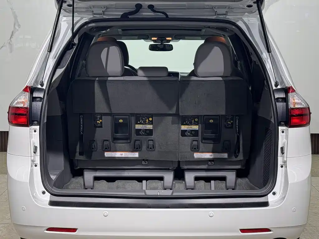 Toyota Sienna 2017 — фото 23