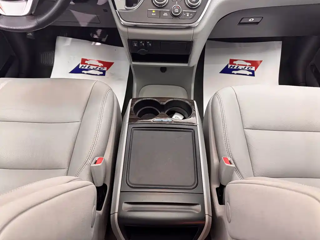 Toyota Sienna 2017 — фото 15