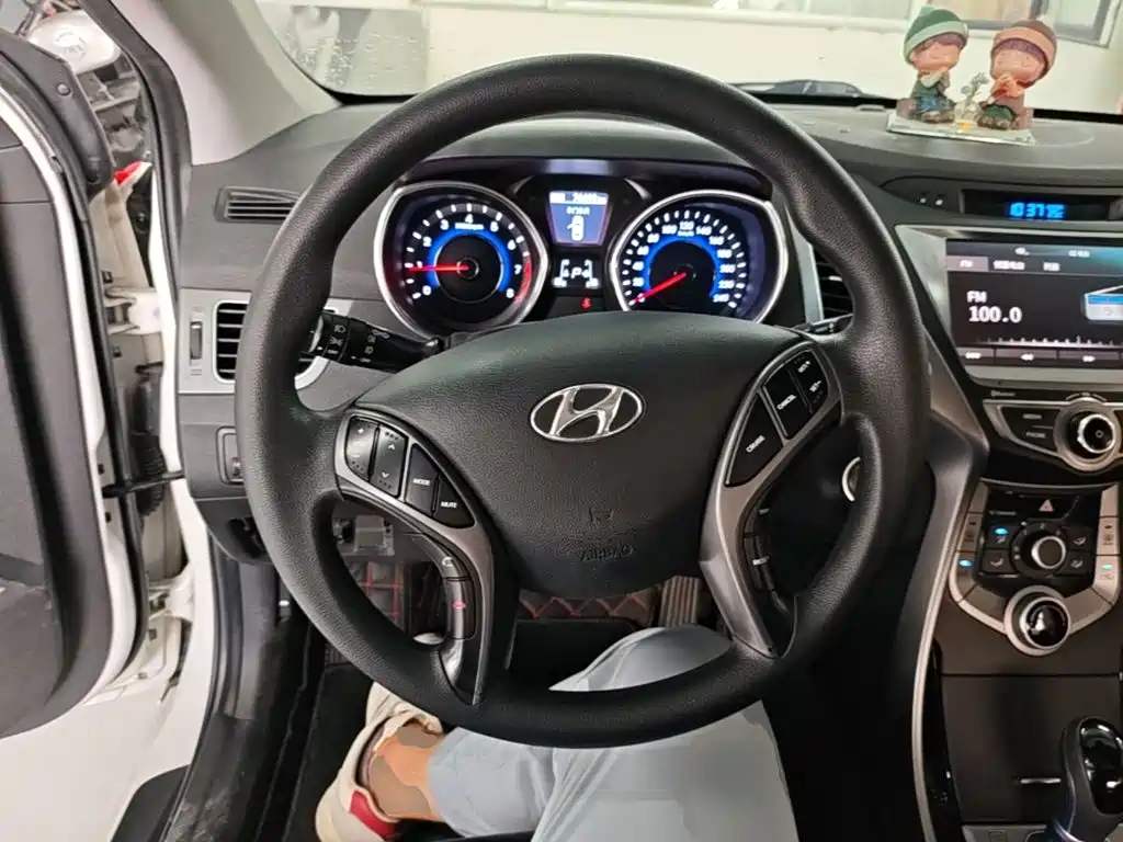 Hyundai Elantra 2017 — фото 11