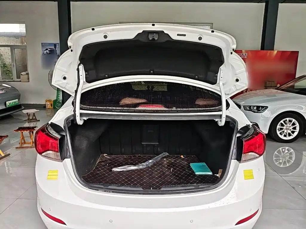 Hyundai Elantra 2017 — фото 19
