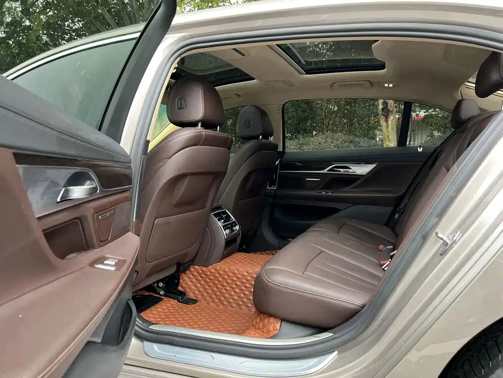 BMW 7 Series 2018 — фото 10