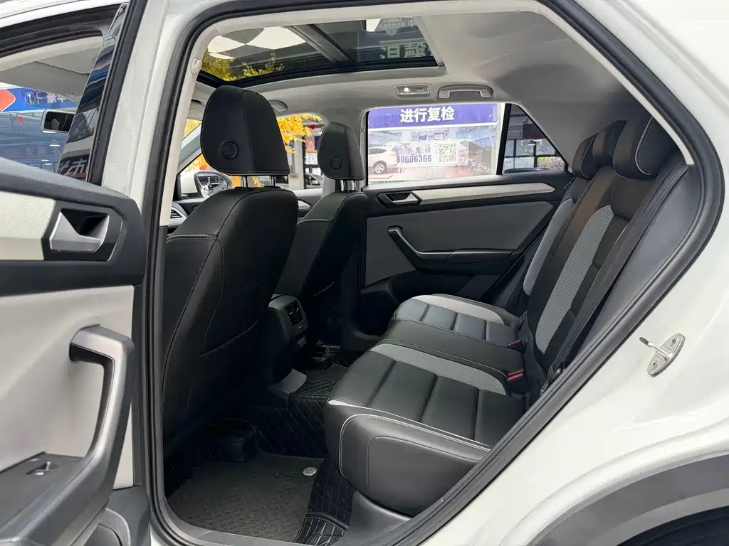 Volkswagen T-Roc 2023 — фото 10