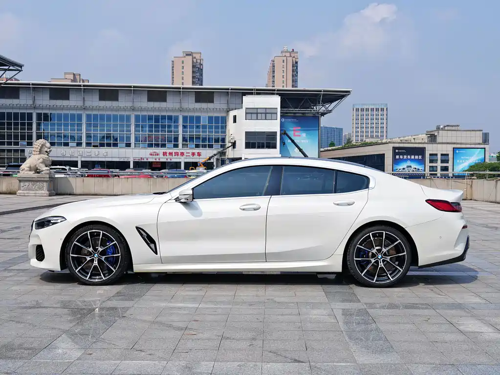 BMW 8 Series 2022 — фото 2