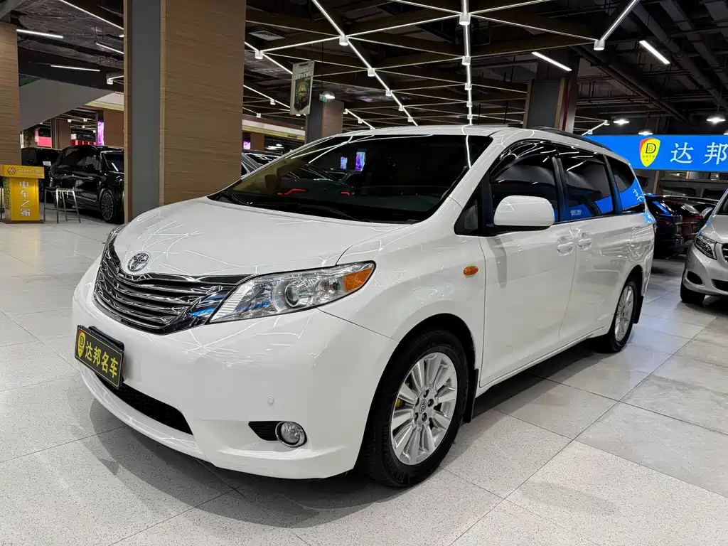 Toyota Sienna 2016 — фото 1