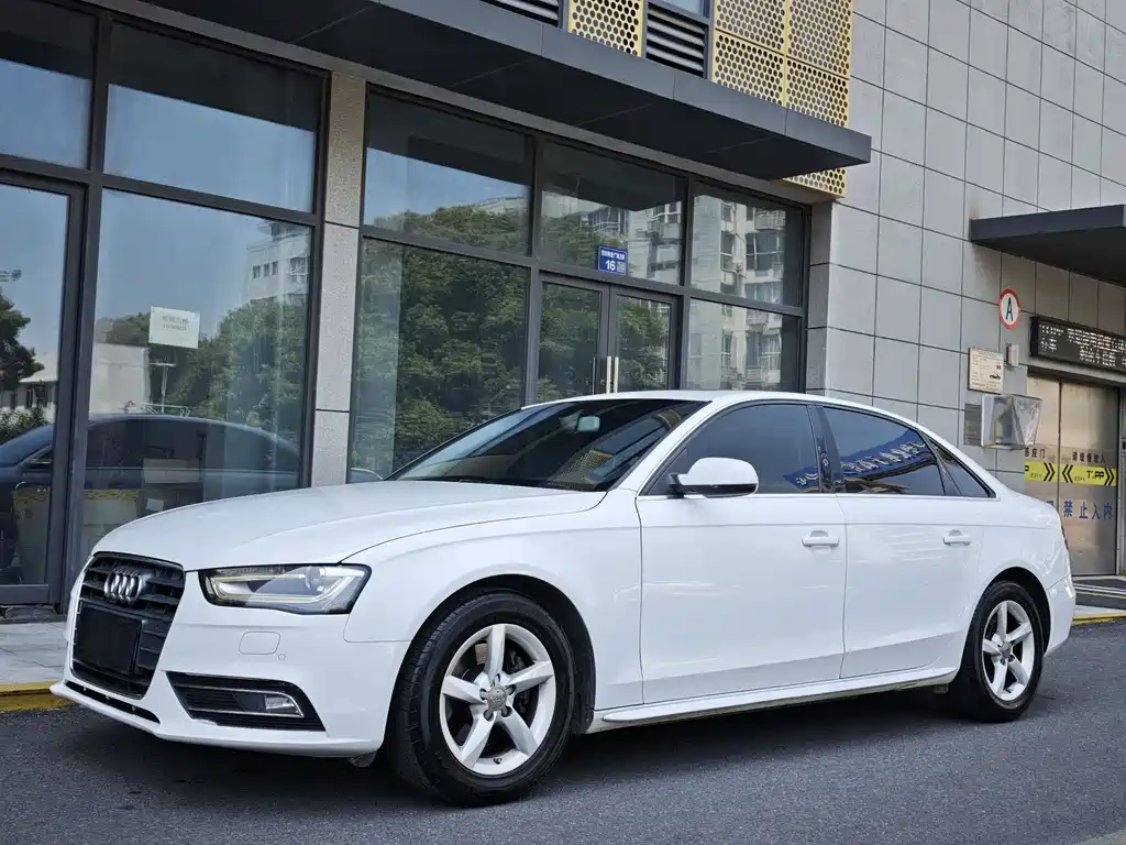 Audi A4L 2014 — фото 1