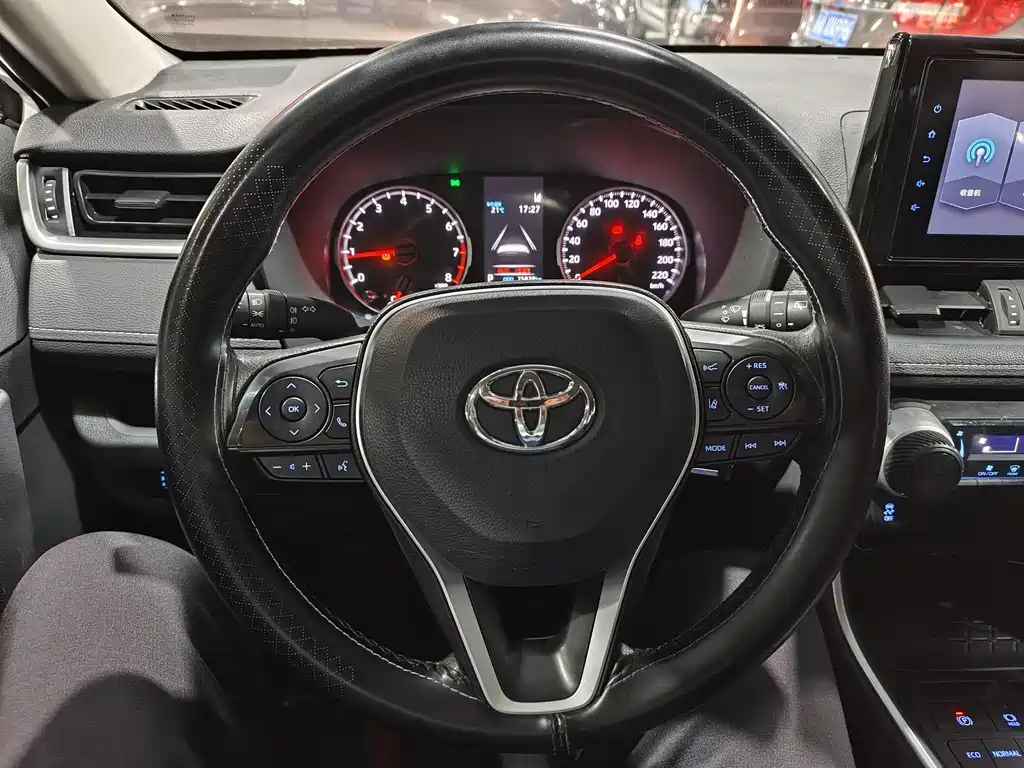 Toyota RAV4 2022 — фото 10