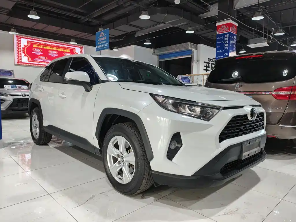 Toyota RAV4 2022 — фото 3