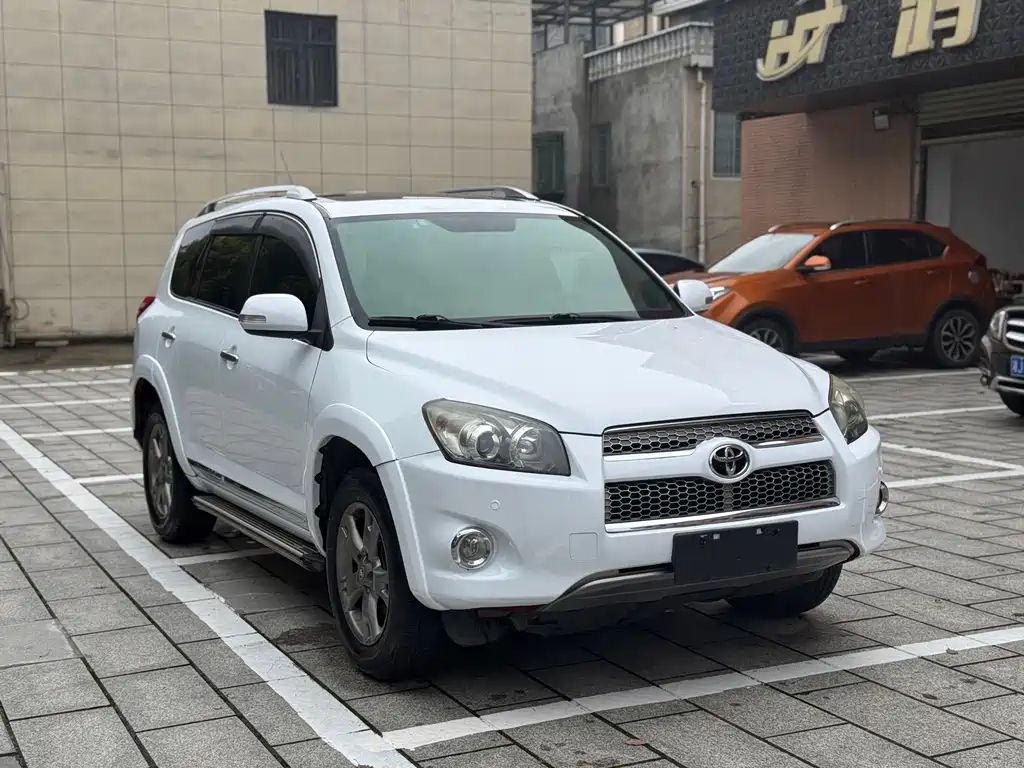 Toyota RAV4 2013 — фото 2