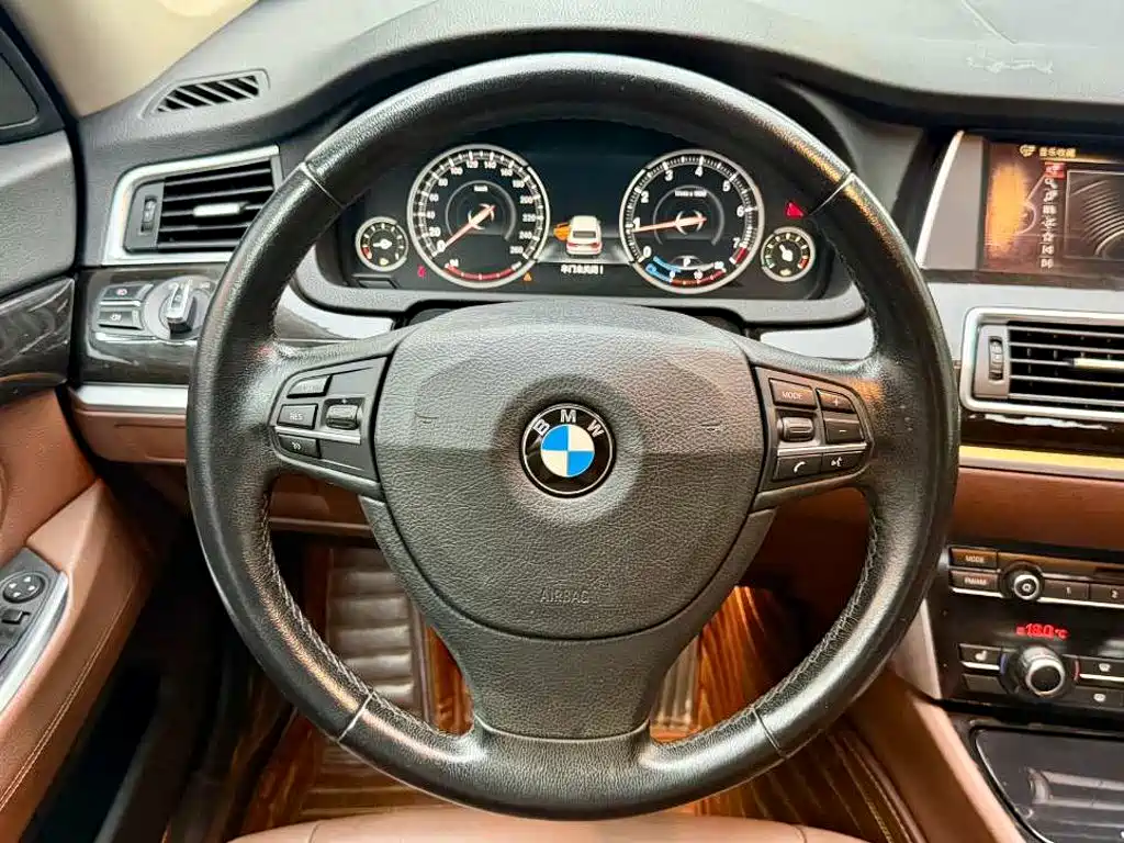 BMW 5 Series GT 2016 — фото 9