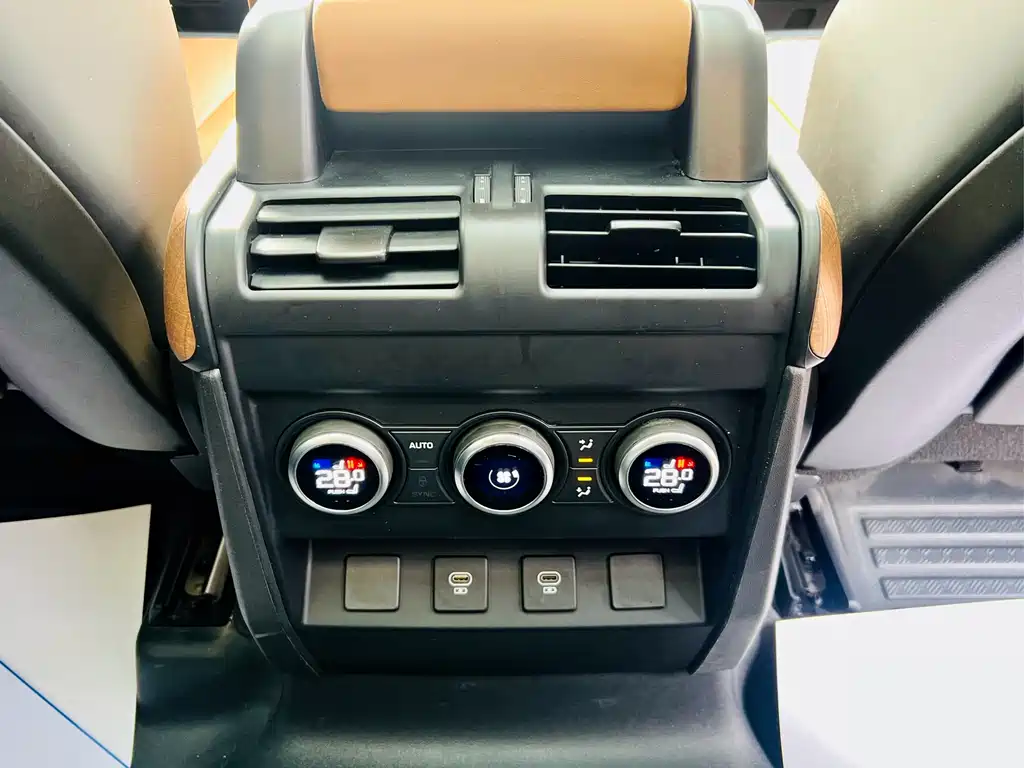 Land Rover Defender 2023 — фото 11