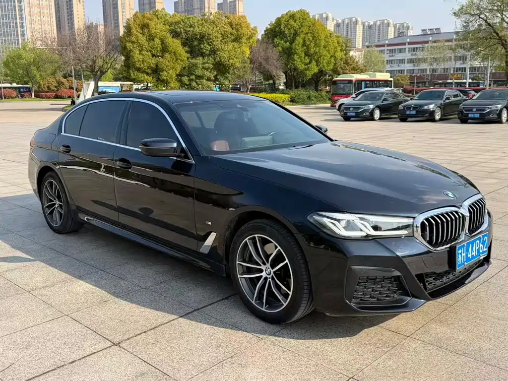 BMW 5 Series 2022 — фото 1