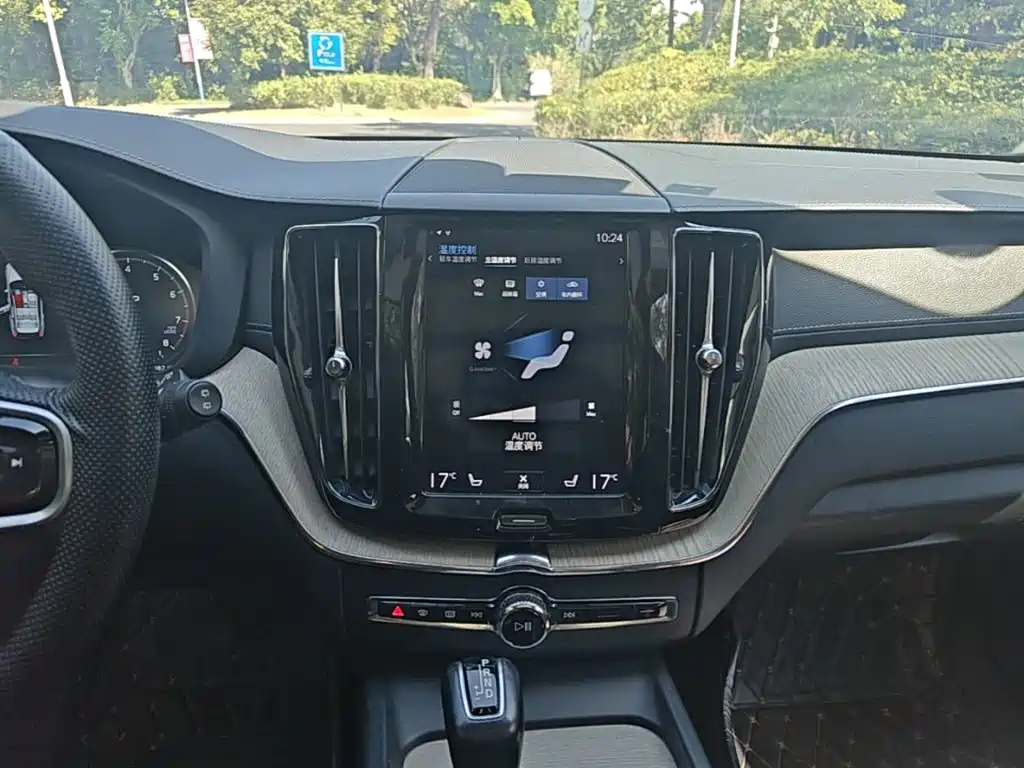 Volvo XC60 2018 — фото 13