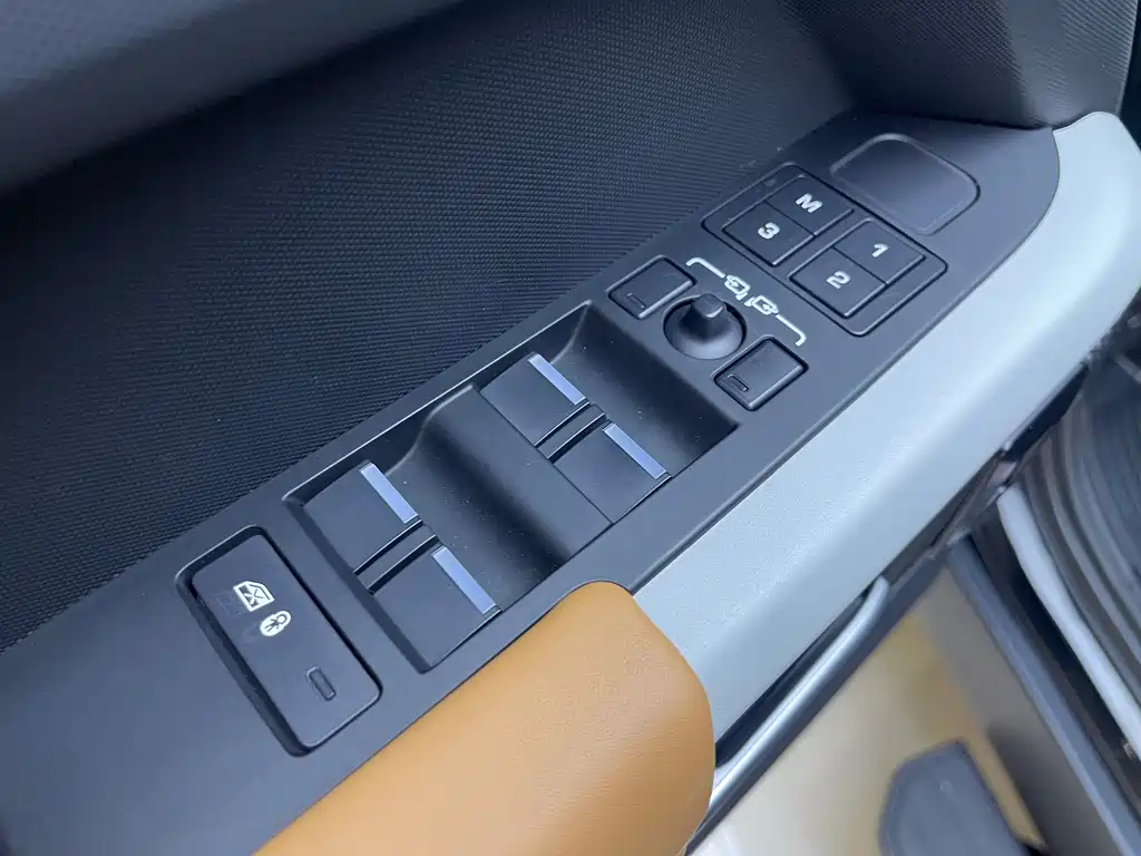 Land Rover Defender 2023 — фото 13