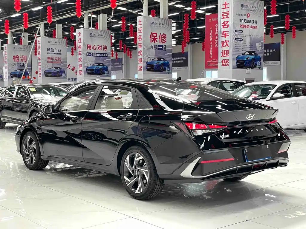 Hyundai Elantra 2023 — фото 12