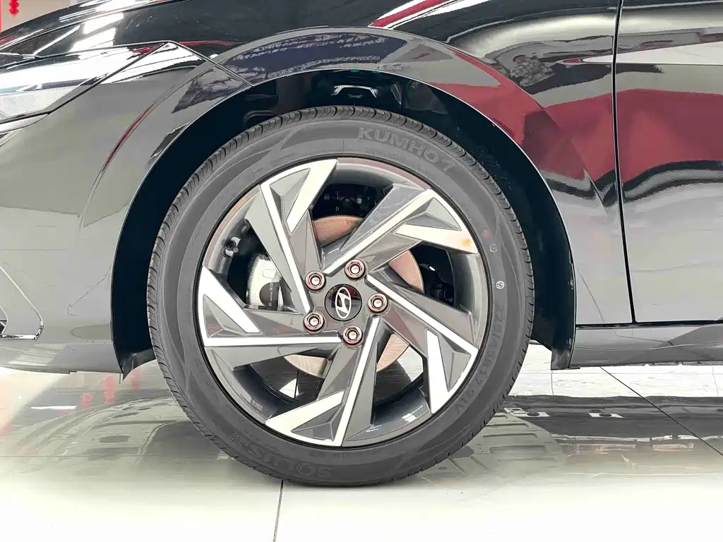 Hyundai Elantra 2023 — фото 11