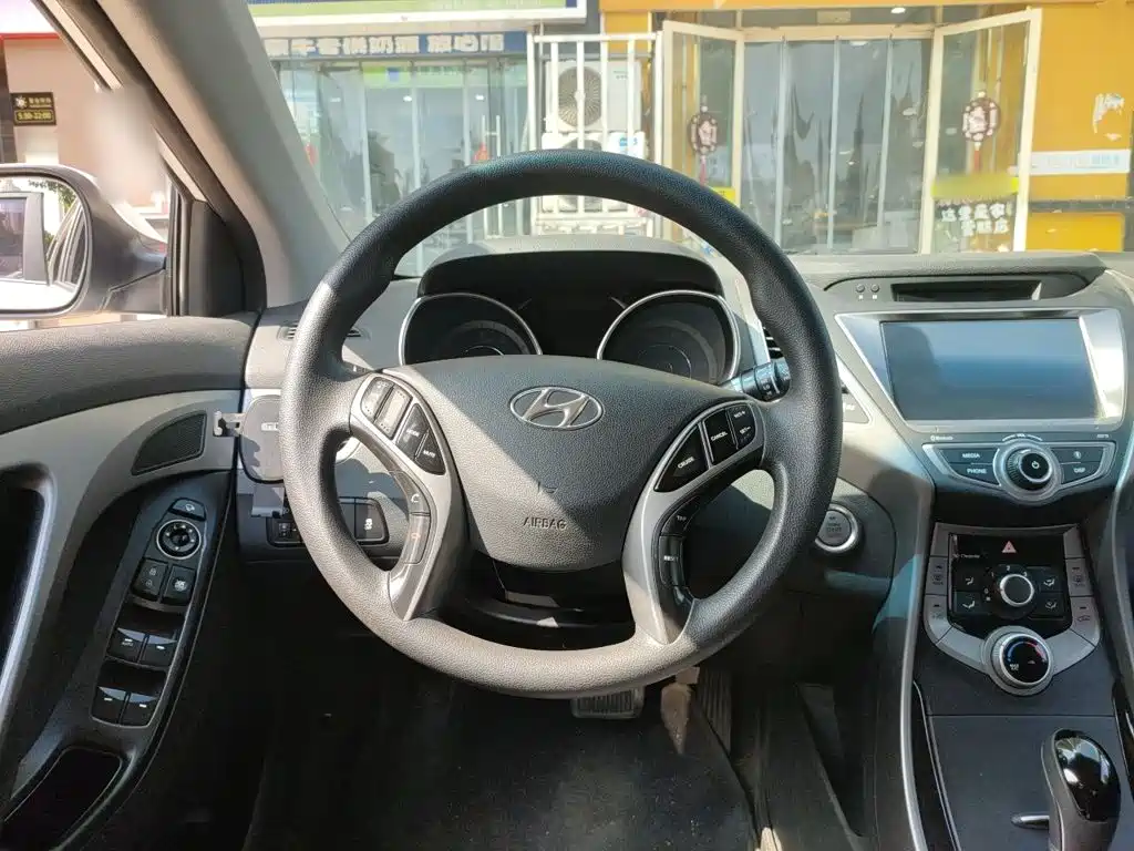 Hyundai Elantra 2016 — фото 11