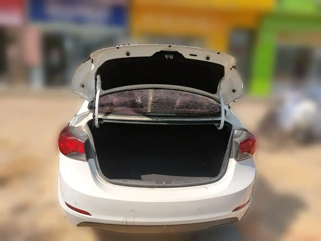 Hyundai Elantra 2016 — фото 20