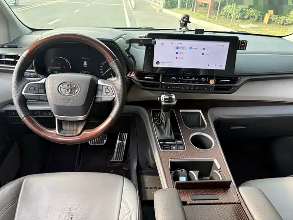 Toyota Granvia 2024