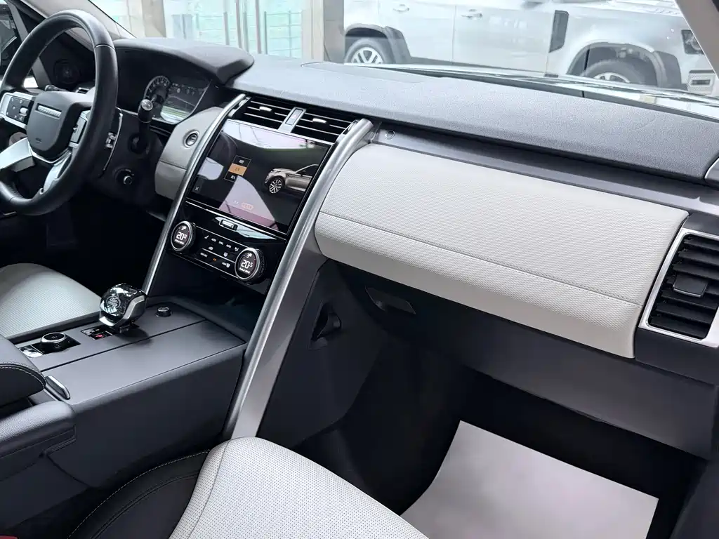Land Rover Discovery 2023 — фото 15