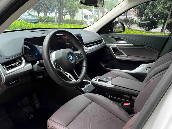 BMW iX1 2025