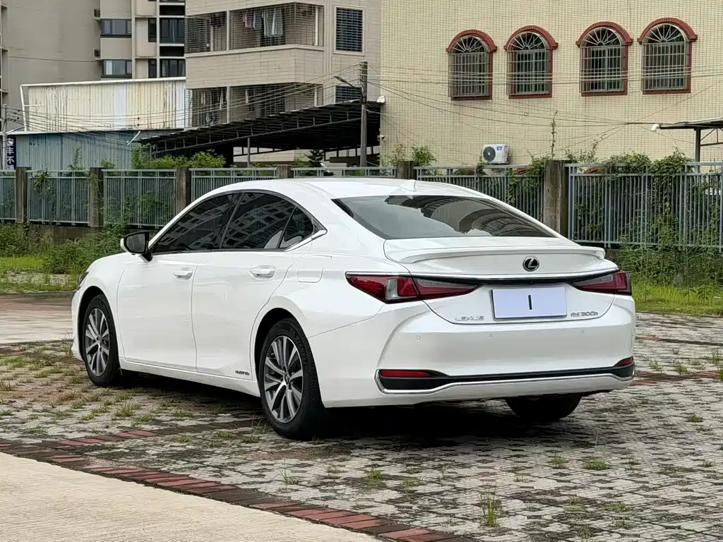 Lexus ES 2020 — фото 8