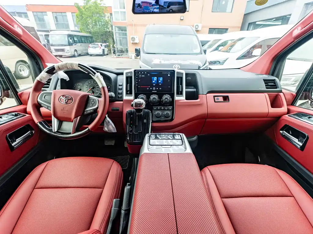 Toyota Hiace — фото 31