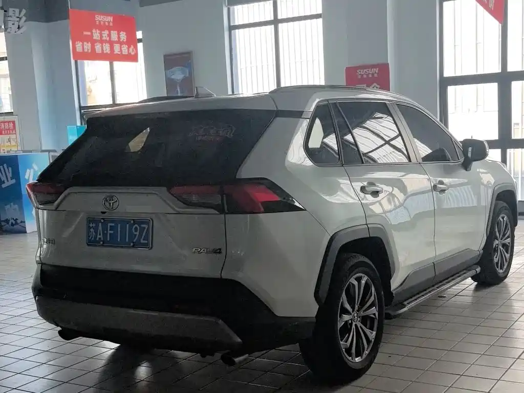 Toyota RAV4 2023 — фото 12