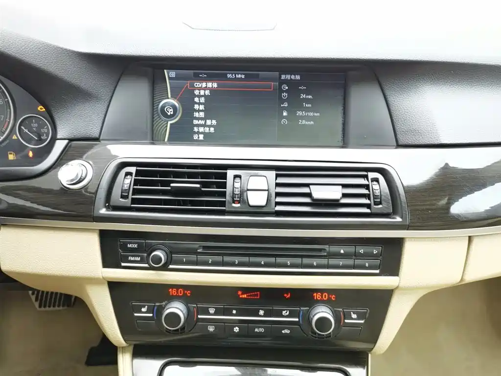 BMW 5 Series 2012 — фото 12