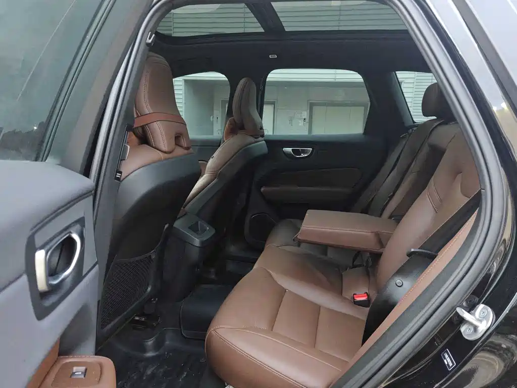Volvo XC60 2023 — фото 17